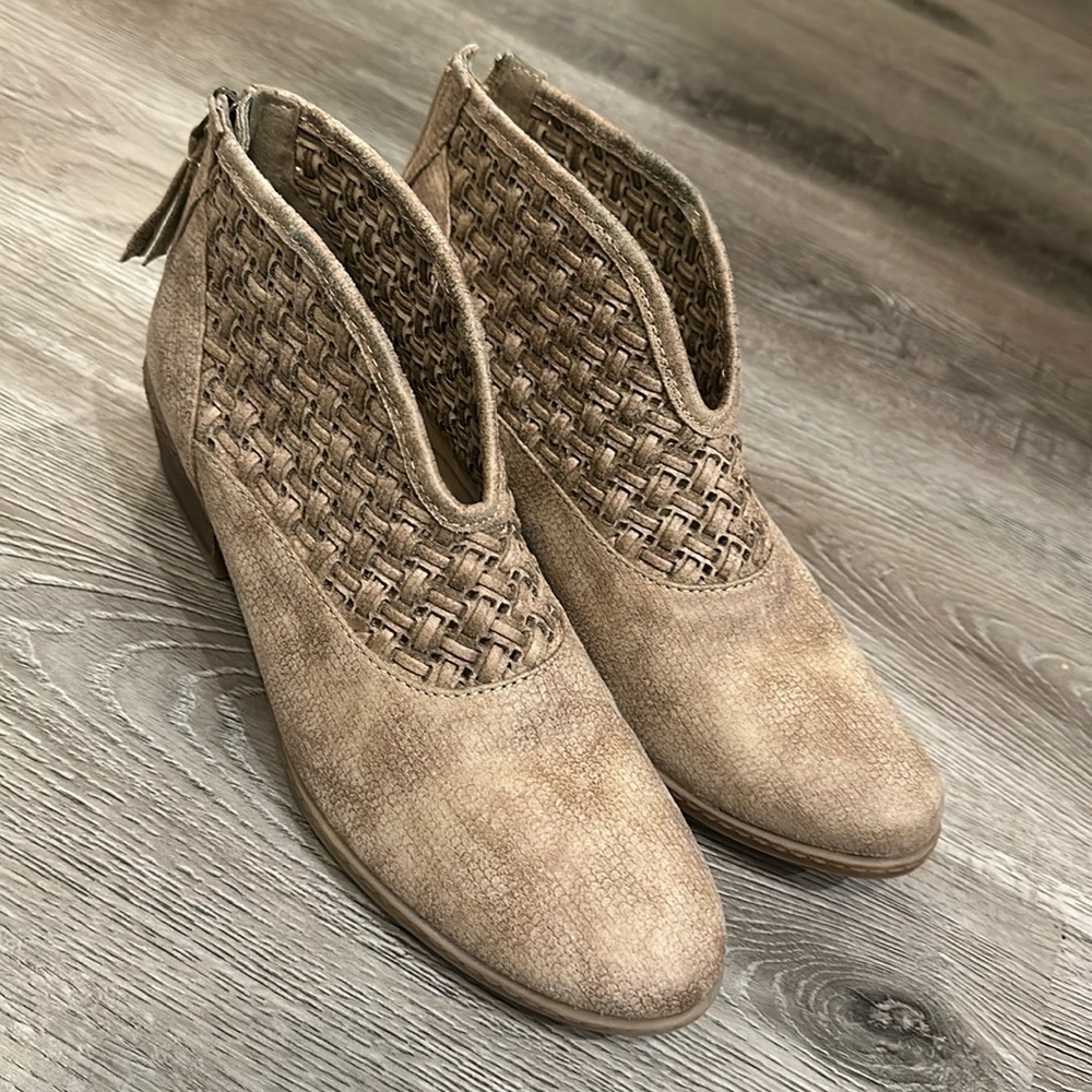 Not Rated women booties size 8.5